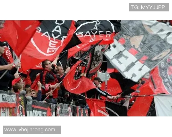 足球明星化身老者揭秘幕后生活引发球迷热议与关注