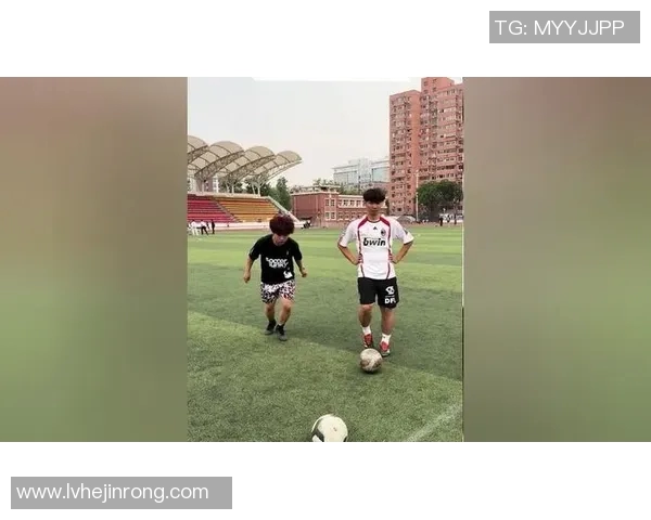 足球明星走出球场挑战野球场展现真实技艺与激情的精彩对决